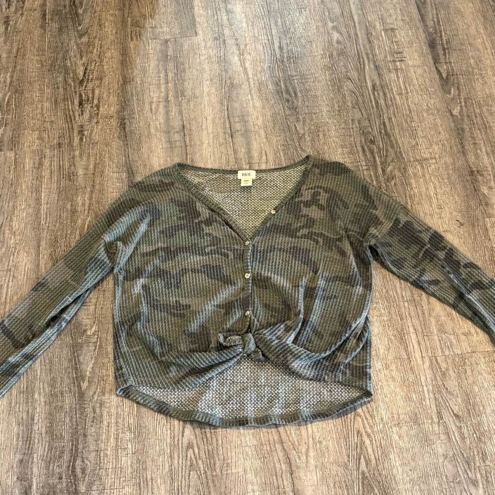 BKE Camouflage Long Sleeve Crop Top